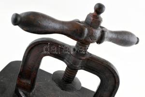 Régi prés, festett fém, fa talpon, kopott, m: 22,5 cm