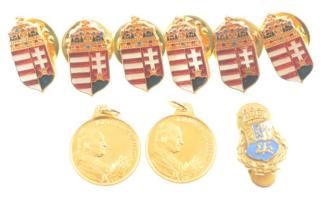 1991. Joannes Paulus pp II / Őszentsége II. János Pál pápa magyarországi látogatása emlékére 1991 aranyozott fém függő (2x) (20x16mm) + Magyarország koronás címere műgyantás fém jelvény (6x) (19x9mm) + városi címeres műgyantás, aranyozott fém jelvény (20x12mm) T:1,1-