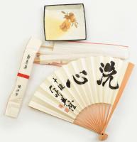 Japán szuvenír tétel, 6 db: Préselt virágos rizspapír falikép, 14x13 cm + 3 pár evőpálcika és két legyező, eredeti papírtasakokban
