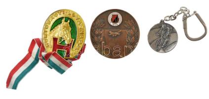 1935. "KAC 1909 - 1938. IX. 11." a Kolozsvári Atlétikai Club zománcbetétes bronz emlékplakettje "BERÁN N BPEST" gyártói jelzéssel (50mm) + 1985. "BP-i Édesipar Ferencvárosi Torna Club Magyar Kerékpáros Szövetség - XIV G.P. Arany Mokka 1985." kétoldalas fém jelvény (31mm) + "Hortobágyi Lovasnapok" műgyantás sárgaréz jelvény szalaggal (51x45mm) T:2