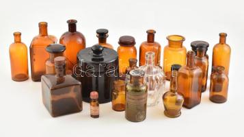 Régi patikai, gyógyszeres üveg gyűjtemény, össz. 23 db (főként anyagában színezett, barna üvegek), cca. 1920-1940, vegyes méretben és állapotban, kartondobozban