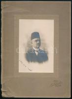cca 1920 Török férfi portréja, kartonra kasírozott fotó egy konstantinápolyi műteremből, sérült karton, 15,5×10 cm