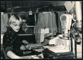 cca 1960-1980 Postáskisasszony munka közben, fotó, 17,5x12,5 cm