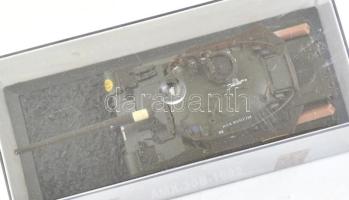 AMX 30B harckocsi modellje, műanyag dobozban, h: 13 cm