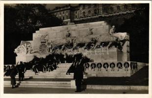 1937 Budapest I. A világháborúban elesett magyar tüzérek emlékműve (mai Dózsa György tér), koszorúk
