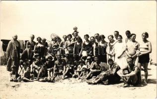 1928 Zamárdi, Balatonzamárdi; fürdőzők csoportképe a strandon. Schäffer Gyula fényképész, photo