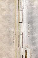 Ezüst (Ag) cigarettatárca tetején fém atlétikai jelvény, jelzés nélkül, 8x13 cm, bruttó: 179g