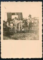 cca 1940 Kispest, életkép, fotó sarkán törésnyom, 8,5×6 cm