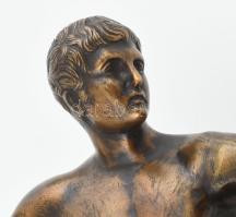 Diszkoszvető, patinázott bronz, márványtalpon, jelzés nélkül. Alsó talapzata mozog. m: 37 cm