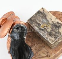 Római harcost ábrázoló festett fém szobor, márvány talapzaton. Talapzattól elvált. 17x17 cm