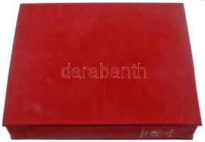 "Banknoten Briefe aus aller Welt" piros, plüssborítású, négygyűrűs album 30db, osztás nélk...