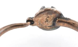 14K arany (Au) fülbevaló brillel, régi ékszertartóval 1,06 g