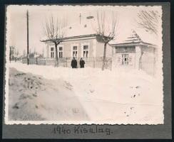 1940 Kisalag télen, dohánybolt, kartonra ragasztott fotó, feliratozva, felületén törésnyomok, 8,5×12 cm