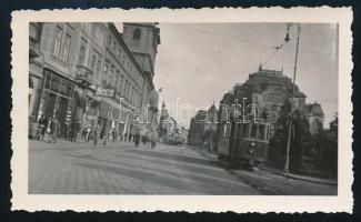 1932 Kassa, Fő utca, villamos, hátoldalon feliratozott fotó, 6,5×11 cm / Kosice