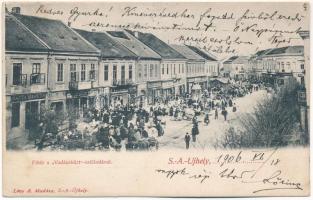 1906 Sátoraljaújhely, Fő tér, Vadászkürt szálloda, piac árusokkal, Safir Markus, Szentgyörgyi Vilmos, Engel Sámuel, Lövy Adolf üzlete. Lövy A. kiadása (EK)