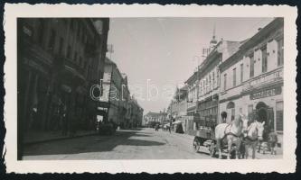 1932 Kaposvár, Fő utca, lovaskocsi tejes edényekkel, fotó, 6,5×11 cm