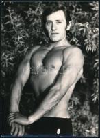 Izmos férfi felsőtest, 5 db fotó, felületén törésnyomok, 18×13 cm