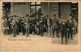 1902 Érsekújvár, Nové Zámky; Muzsikus cigányok a pályaudvaron, vasútállomás. Szivesi János kiadása / Bahnhof / gypsy music band at the railway station (Rb)