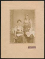 cca 1910 Nők népviseletben, kartonra kasírozott fotó Ilona (Besztercebánya, Szilácsfürdő) műterméből, 15,5×11,5 cm