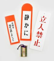 3 db japán festett műanyag tábla (Maradj csöndben, Belépni tilos, Kapcsolja le a villanyt feliratokkal), h: 15-28 cm + amulett, vászon, nylon tokban, 8x5 cm