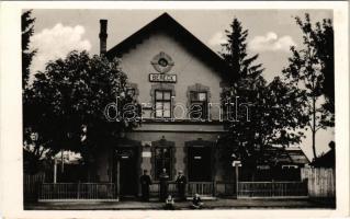 1942 Bereck, Bretcu; vasútállomás, vasutasok. Bogdán Elemér fényképész felvétele. Kiadja Khell László / Bahnhof / railway station, railwaymen