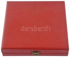 Éremtartó tok + 4 különböző kisalakú érmetartó album összesen 352 berakóhellyel, használt állapotban