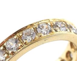 Arany (Au/14k) gyűrű, 18 db cirkóniával ékítve, jelzett, m: 50. bruttó: 4,8 g