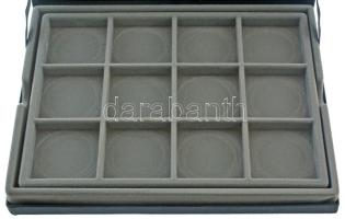 Érmetartó kazetta egy kivehető tálcával, összesen 24db, 50x50mm-es férőhellyel. Használt, de jó álla...