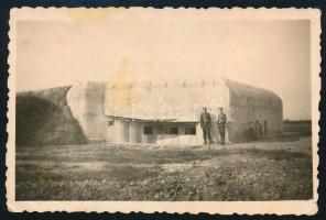 cca 1942 II. világháborús katonai bunker, fotó, felületén törésnyomok, 5,5×8,5 cm