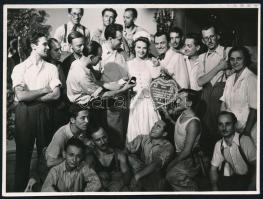 Szeleczky Zita (1915-1999) színésznő házasságához mézeskaláccsal gratulál a filmes stáb, köztük Jávor Pál, Pálházy Gyula, stb., 8×11 cm
