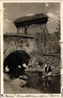 1941 Csíkjenőfalva, Csík-Jenőfalva, Ineu; sulykoló asszonyok / folklore, washing women (kis szakadás / small tear)