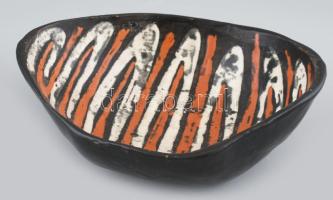Gorka Lívia (1925-2011): Kínáló tál. Fekete, piros és fehér mázakkal festett kerámia. Jelzett, kis kopással, 21x16x8 cm