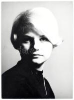 G. Szántó András (1937-2002), 2 db fotóművészeti alkotás: Ismeretlen szobrászművész műtermi portréja és fiatal hölgy arcképe. Fotó, papír, kartonra kasírozva, hátoldalán pecséttel jelzett, 38x28 és 38,5x28,5 cm