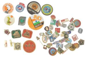 50 darabos vegyes jó állapotú nagyrészt szovjet kitűző tétel, közte műgyantás és zománcozott, illetve műanyag darabok 50 pieces mixed resin, enamelled and plastic pin lot in good condition, mainly from Soviet Union