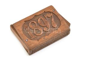 1897 faragott fa gyufatartó, szép állapotban, 7x5 cm
