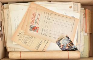 Bakos Ferenc nyelvész hagyatékából nagyobb doboz vegyes papírrégiség, nyomtatványok