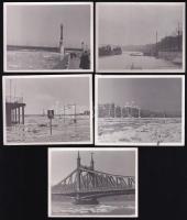 cca 1940 Bp., a pesti árvíz télen, elárasztott alsó rakpart, Szabadság híd, Horthy Miklós (Petőfi) híd; 5 db fotó, 9x7 cm