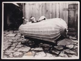 cca 1930-1940 Régi bob szánkó egy ház udvarában (Erdély?), fotó, 11,5x8,5 cm