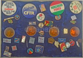 ~40 darabos vegyes jó állapotú főleg külföldi kitűző tétel műanyag tálcán ~40 pieces mixed foreign pin lot in plastic tray