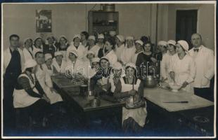 cca 1930-1940 Szakács- / cukrászképző tanfolyam csoportképe, hátoldalán a résztevők aláírásaival (köztük Ujváry Sándor író, könyvkiadó), fotólap, 13,5x8,5 cm