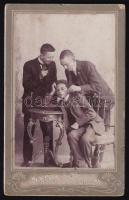 cca 1910 Fiatal fiúk humoros portréja, keményhátú fotó Pete Gyula székesfehérvári műterméből, szecessziós vizitkártya, 10,5x6,5 cm