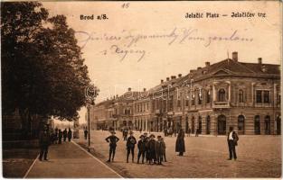 1916 Bród, Nagyrév, Slavonski Brod, Brod na Savi; Jelacic Platz / Jelacicev trg / Jellasics tér, üzletek. Vasúti levelezőlapárusítás 1605. / square, shops (r)