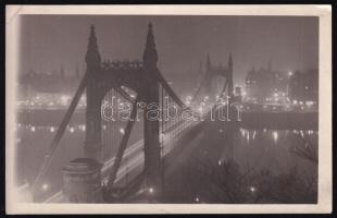 cca 1930 Bp., a régi Erzsébet híd és a kivilágított pesti rakpart éjszaka, fotólap, 14x9 cm