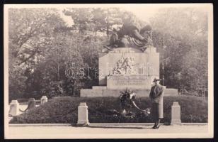 cca 1935 Sopron, a volt cs. és kir. 76. gyalogezred elesett katonáinak emlékműve (Mechle József alkotása) a Deák Ferenc téren, fotólap, 14x9 cm