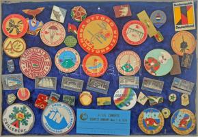 ~40-50 darabos vegyes jó állapotú magyar és külföldi kitűző tétel műanyag tálcán ~40-50 pieces mixed hungarian and foreign pin lot in plastic tray
