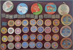 ~50 darabos vegyes jó állapotú magyar kitűző tétel műanyag tálcán ~50 pieces mixed hungarian pin lot in plastic tray