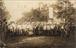 1911 Budapest, A Törekvés Sportegyesület (Törekvés SE) kerékpárversenye, biciklisták / Hungarian bicycle race, cyclists. Bäumler Fényirda (Budapest IX. Üllői út 71.) photo