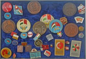 ~200 darabos vegyes jó állapotú magyar és külföldi kitűző tétel, közte műgyantás és zománcozott dara...