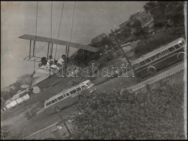 cca 1965 Repülős körhintán, háttérben Ikarus buszokkal, nagyméretű fotó, 30×40 cm