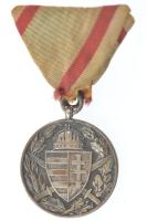 1929. "Magyar Háborús emlékérem kardokkal, sisakkal" ezüstözött bronz kitüntetés mellszala...